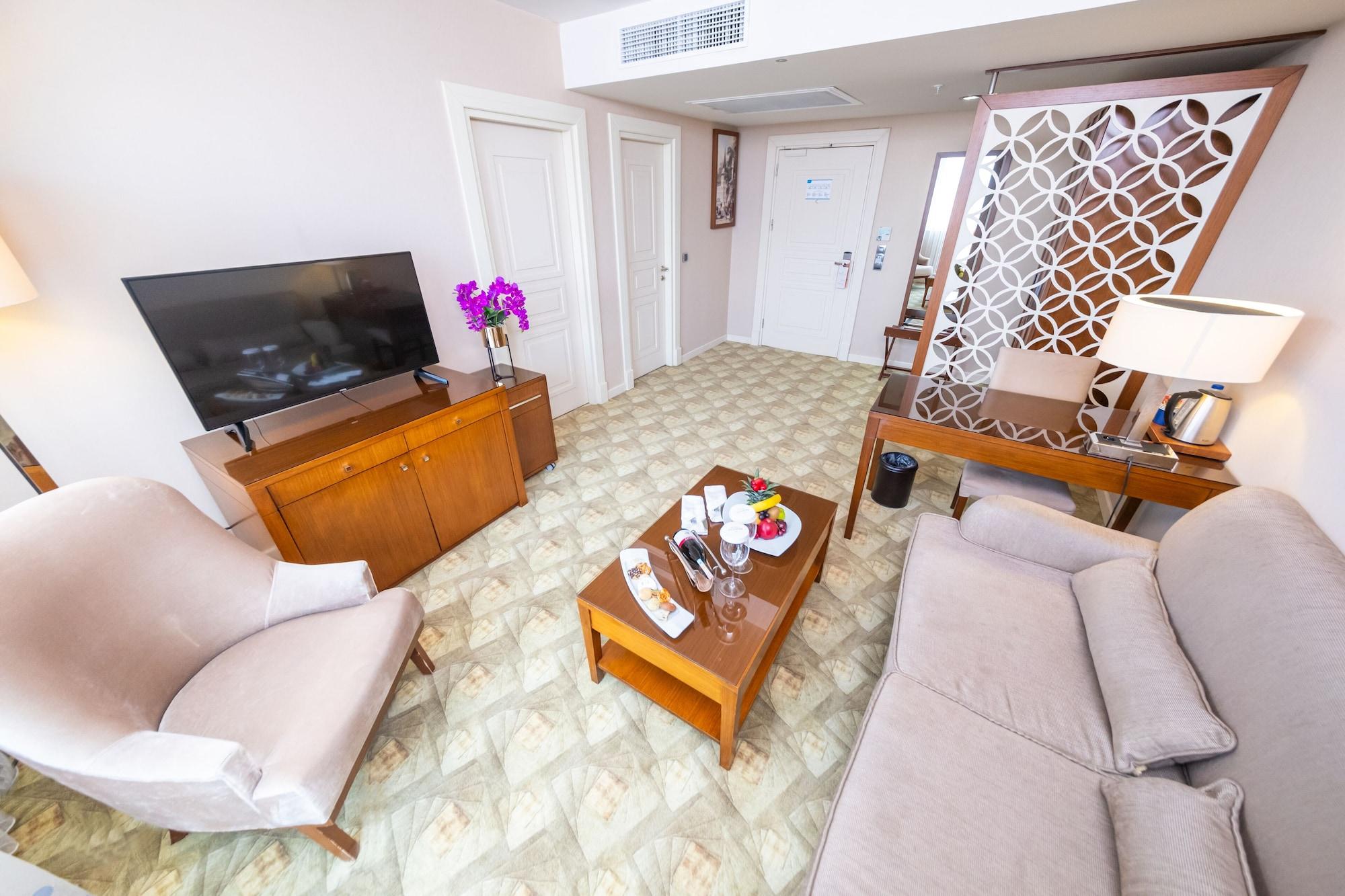 미라클 이스탄불 아시아 에어포트 호텔 앤 스파 외부 사진 A living room in a suite at the hotel