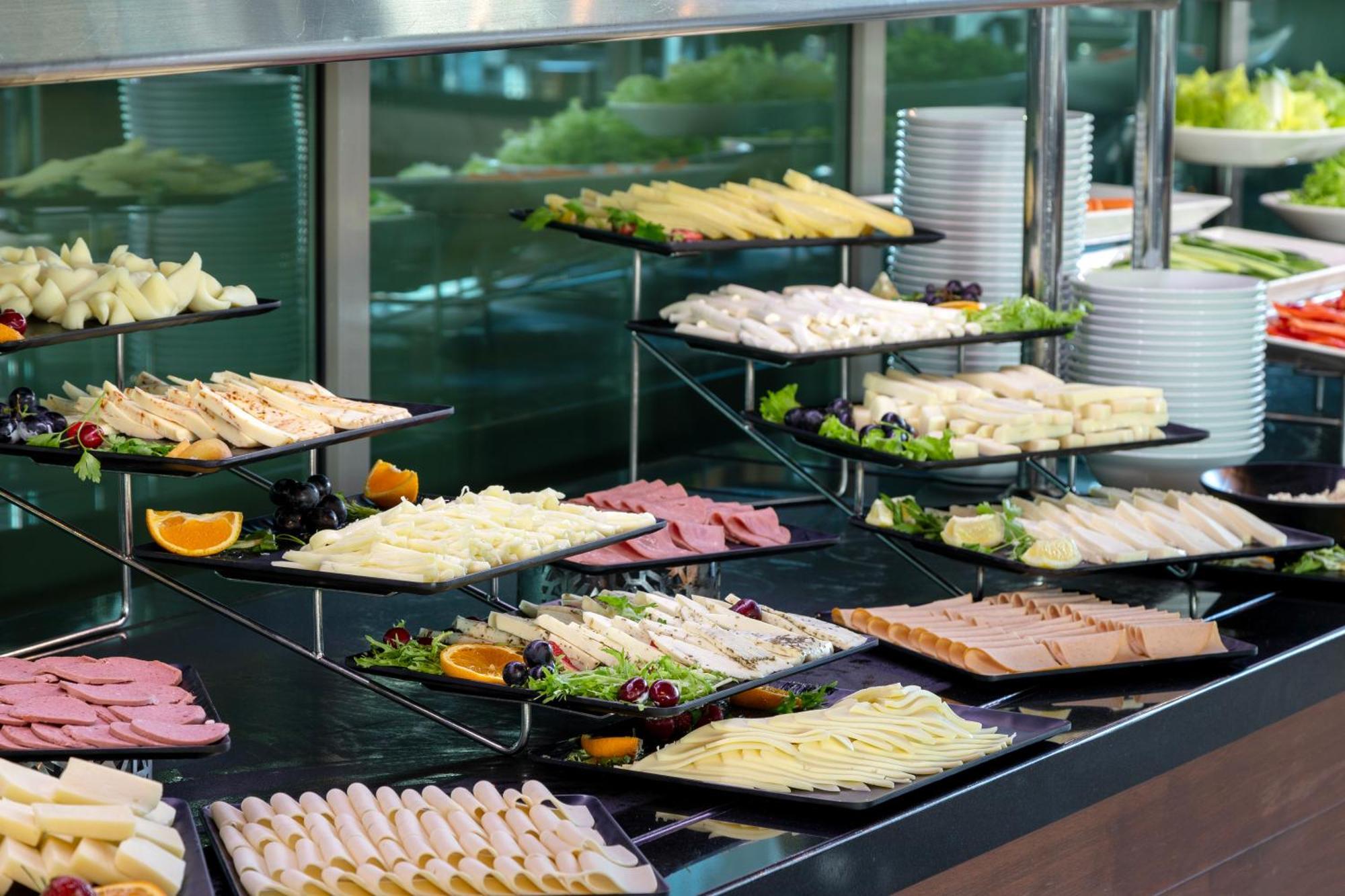 미라클 이스탄불 아시아 에어포트 호텔 앤 스파 외부 사진 A buffet of cold cuts