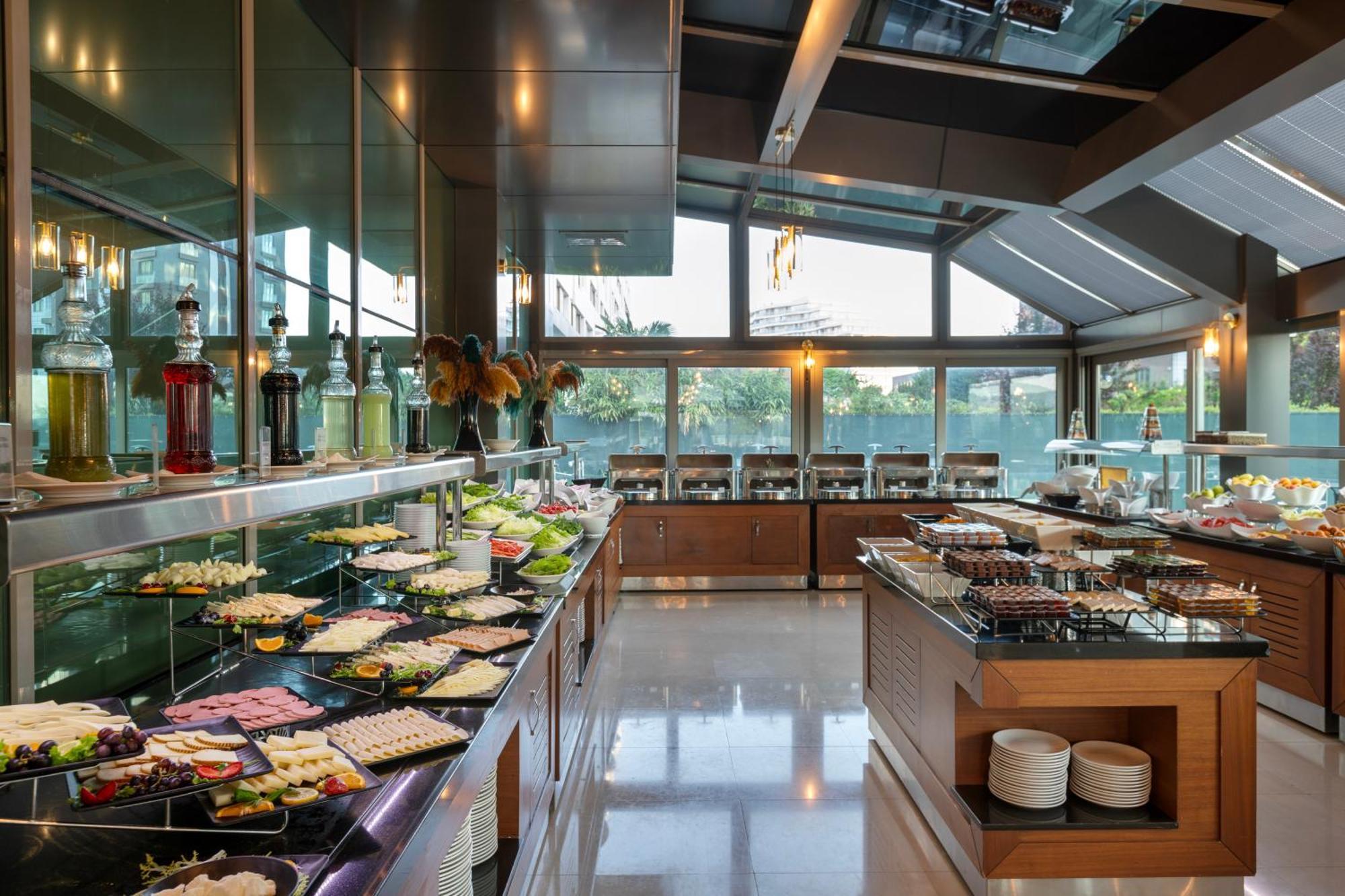 미라클 이스탄불 아시아 에어포트 호텔 앤 스파 외부 사진 The buffet at the hotel