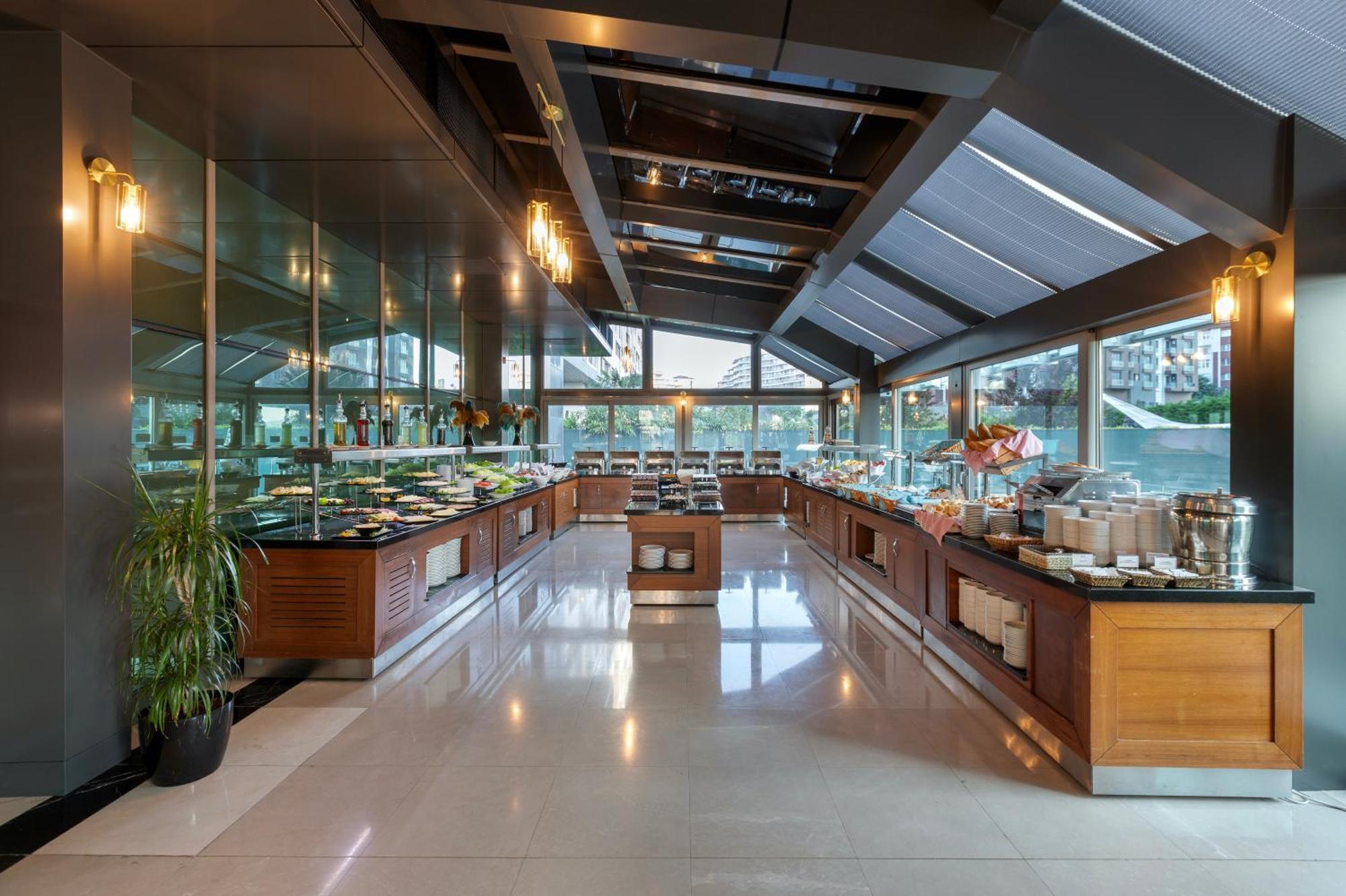 미라클 이스탄불 아시아 에어포트 호텔 앤 스파 외부 사진 The buffet at the hotel