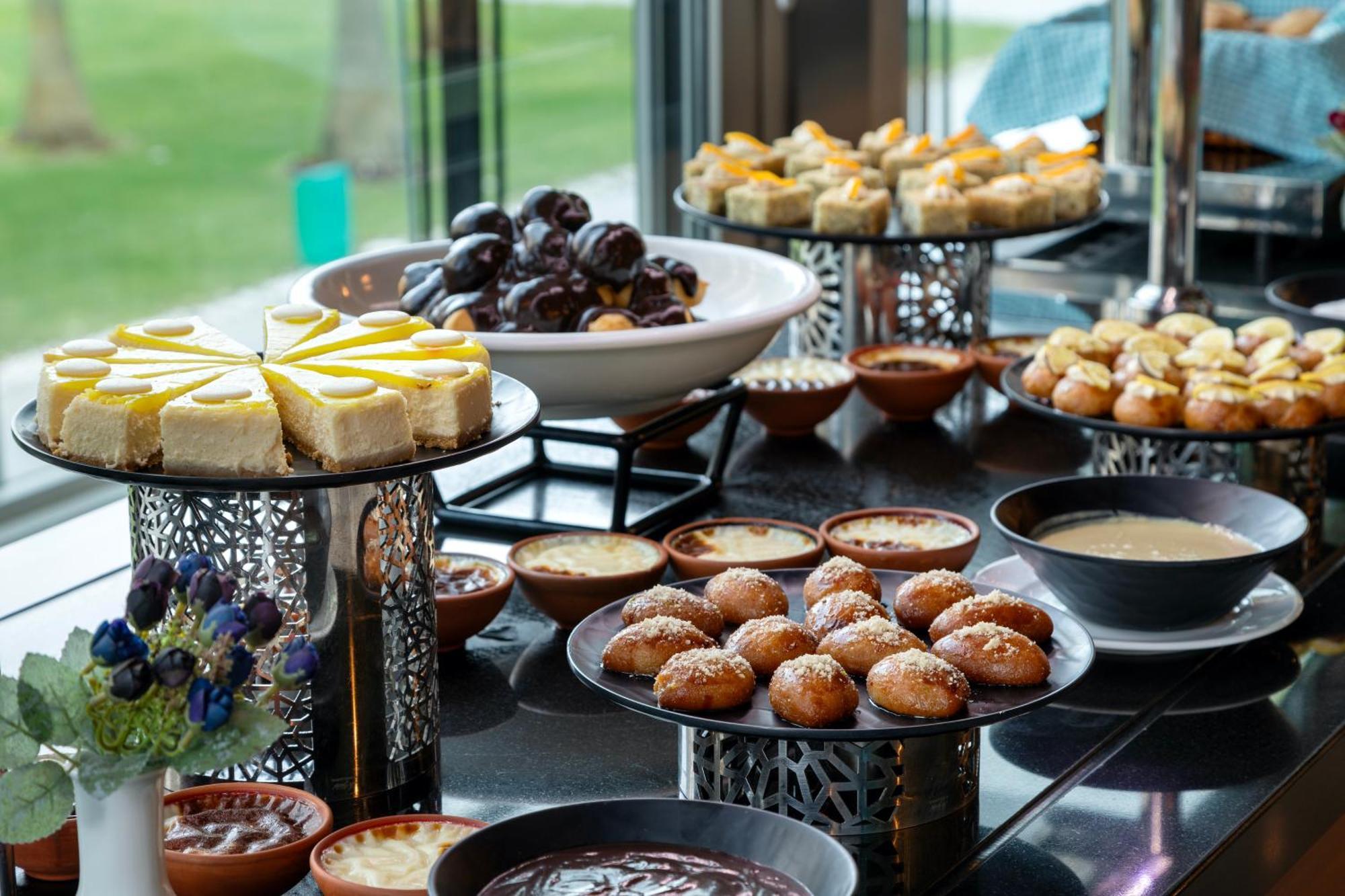 미라클 이스탄불 아시아 에어포트 호텔 앤 스파 외부 사진 A dessert buffet