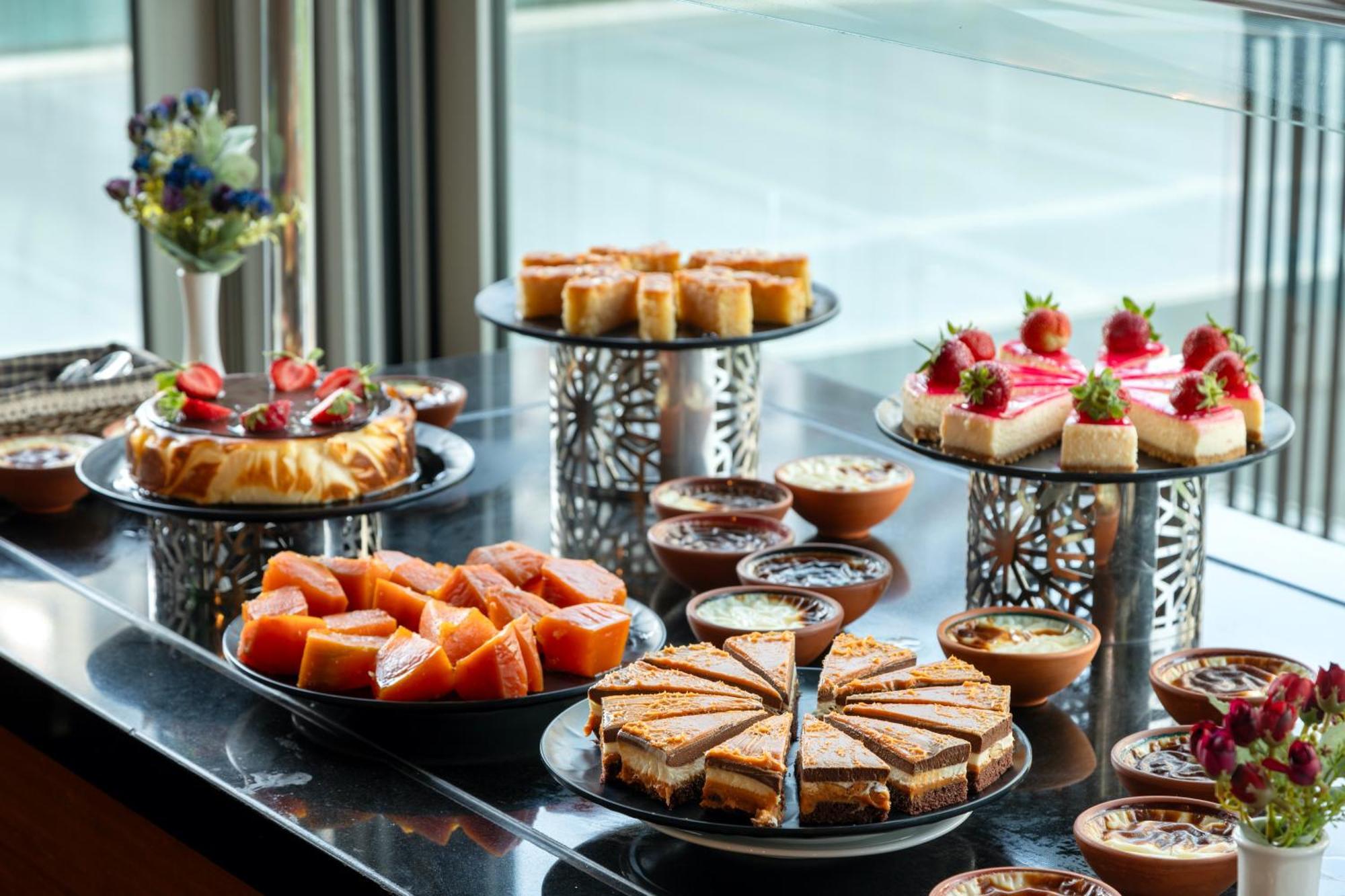 미라클 이스탄불 아시아 에어포트 호텔 앤 스파 외부 사진 A selection of desserts