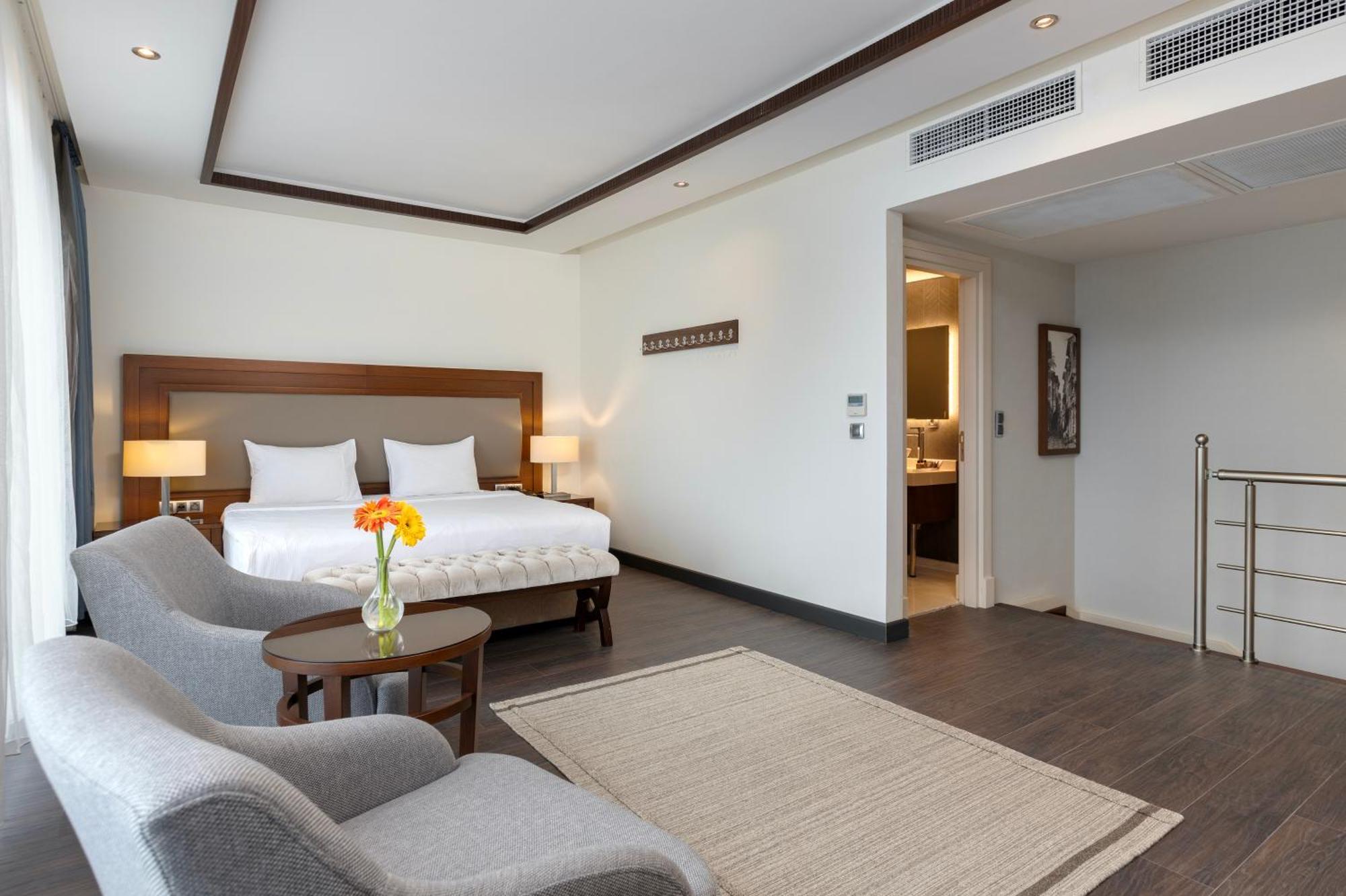미라클 이스탄불 아시아 에어포트 호텔 앤 스파 외부 사진 A bedroom at the hotel