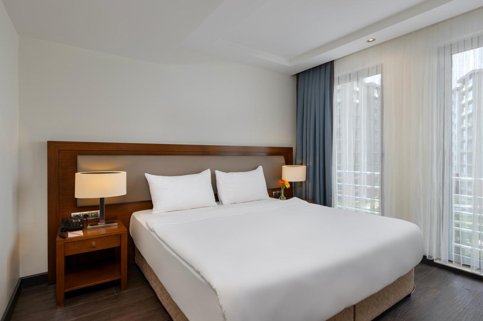 미라클 이스탄불 아시아 에어포트 호텔 앤 스파 외부 사진 A bedroom at the hotel